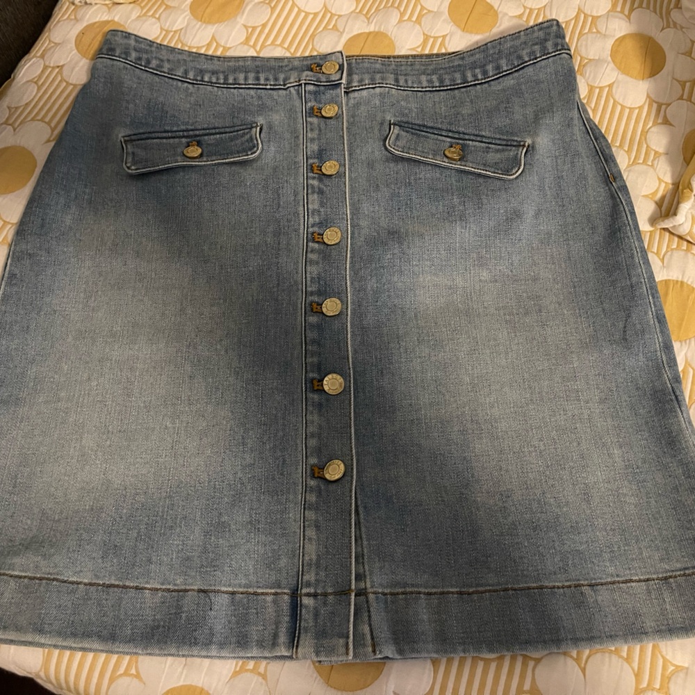 Talbots Stylish Denim Button-Front Skirt. Size 12 in like new condition. - Picture 3 of 9